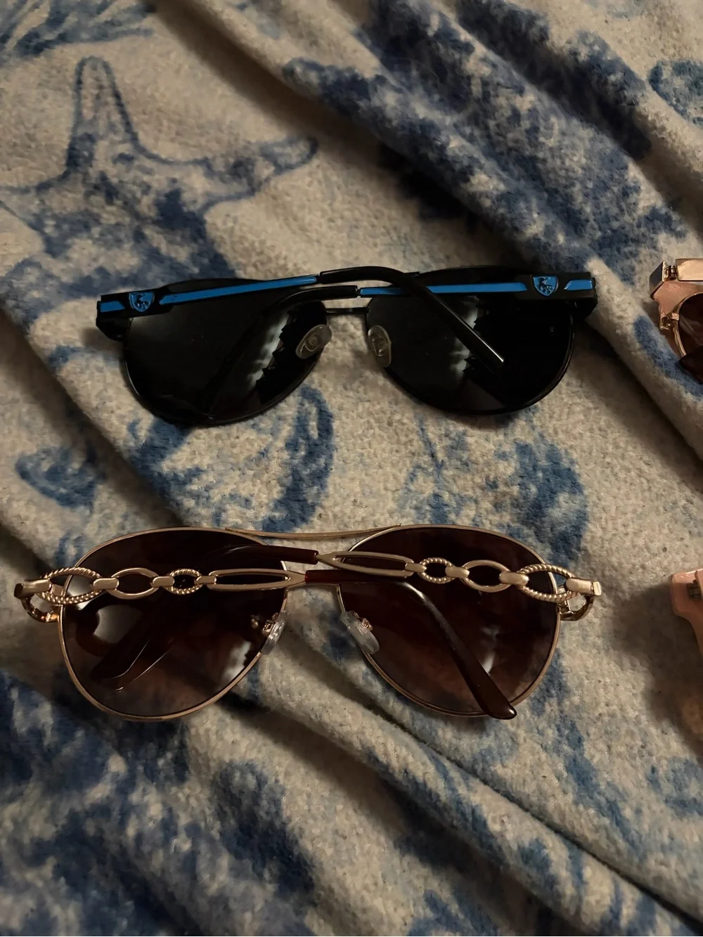 Bundle of 4 pairs of sunglasses
